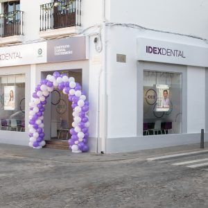 Fachada de la clínica dental Idexdental en Villafranca de los Barros tras su inauguración