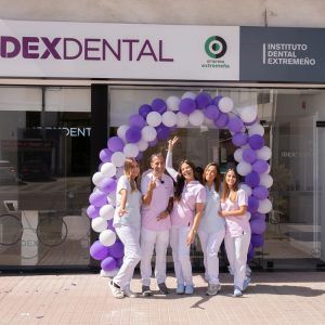 Equipo de Idexdental Trujillo frente a la fachada de la clínica durante la inauguración
