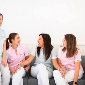 Equipo de la clínica Idexdental en Navalmoral de la Mata sonriendo durante una sesión en consulta