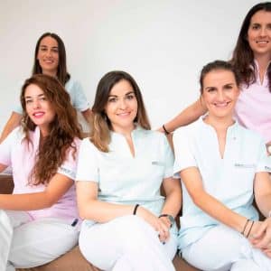 Equipo de Idexdental Villanueva de la Serena posando en la clínica con actitud cercana y profesional